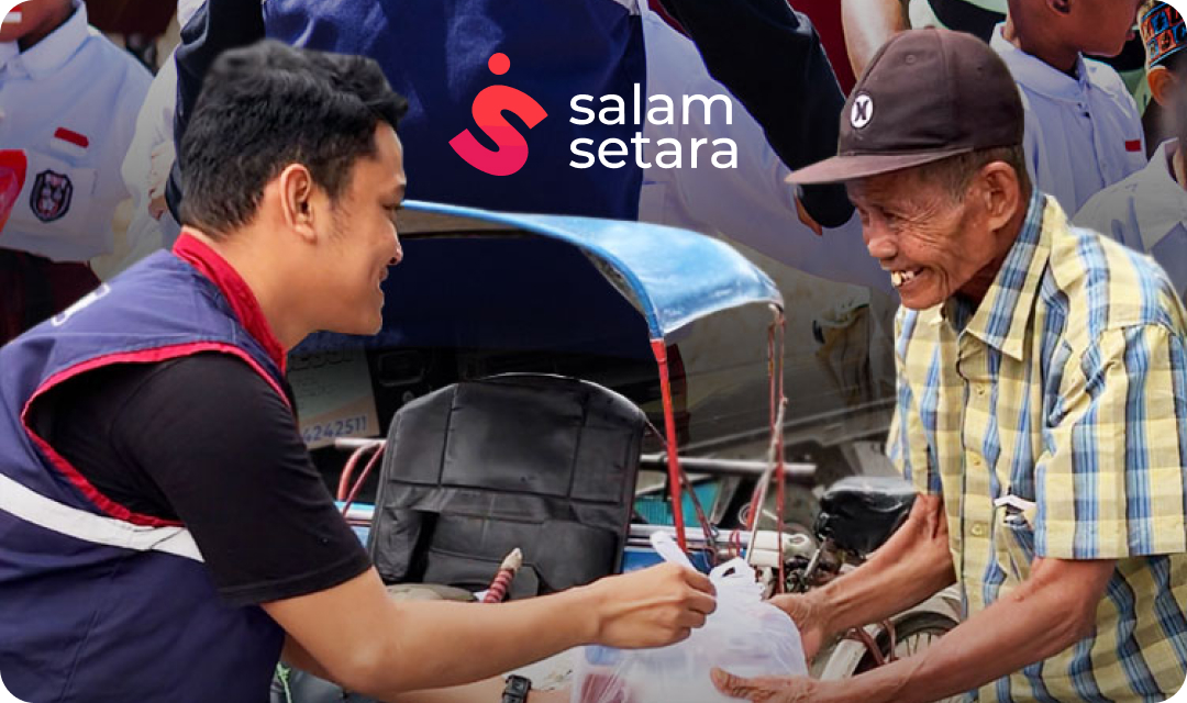 Salam Setara volunteer helping people